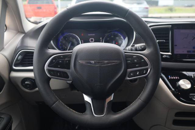 Certified 2024 Chrysler Pacifica Touring-L FWD image 14