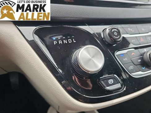 Used 2024 Chrysler Pacifica Touring-L FWD image 16