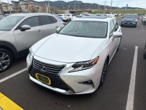 Used 2017 Lexus ES 300h w/ Luxury Package image 1