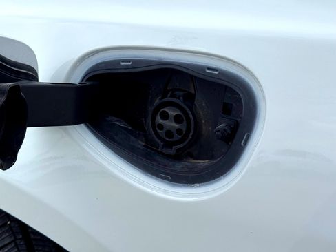 Used 2024 Chrysler Pacifica Select image 3