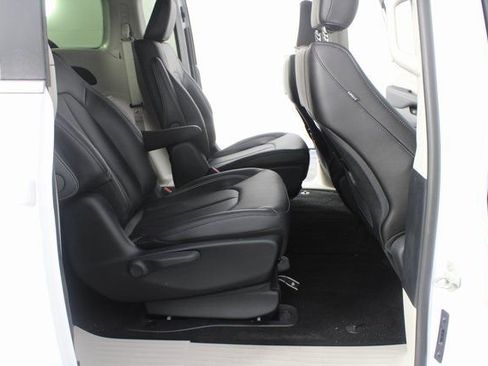 Used 2024 Chrysler Pacifica Select image 21