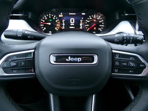 Used 2025 Jeep Compass Limited image 14