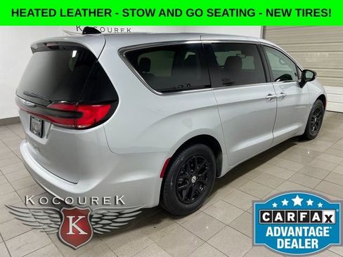 Used 2024 Chrysler Pacifica Touring-L FWD image 6