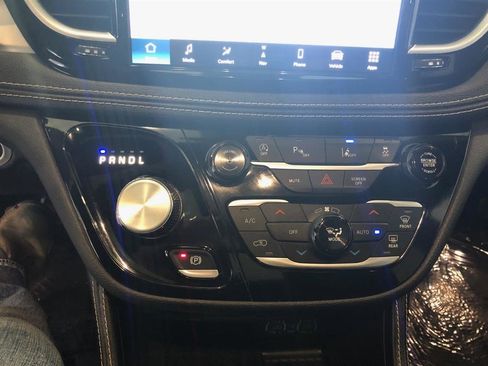 Used 2025 Chrysler Pacifica Limited image 22