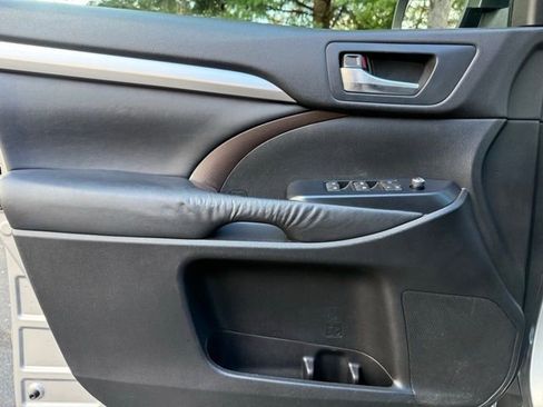 Used 2015 Toyota Highlander XLE image 24