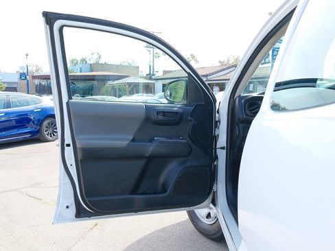 Used 2017 Toyota Tacoma SR image 11