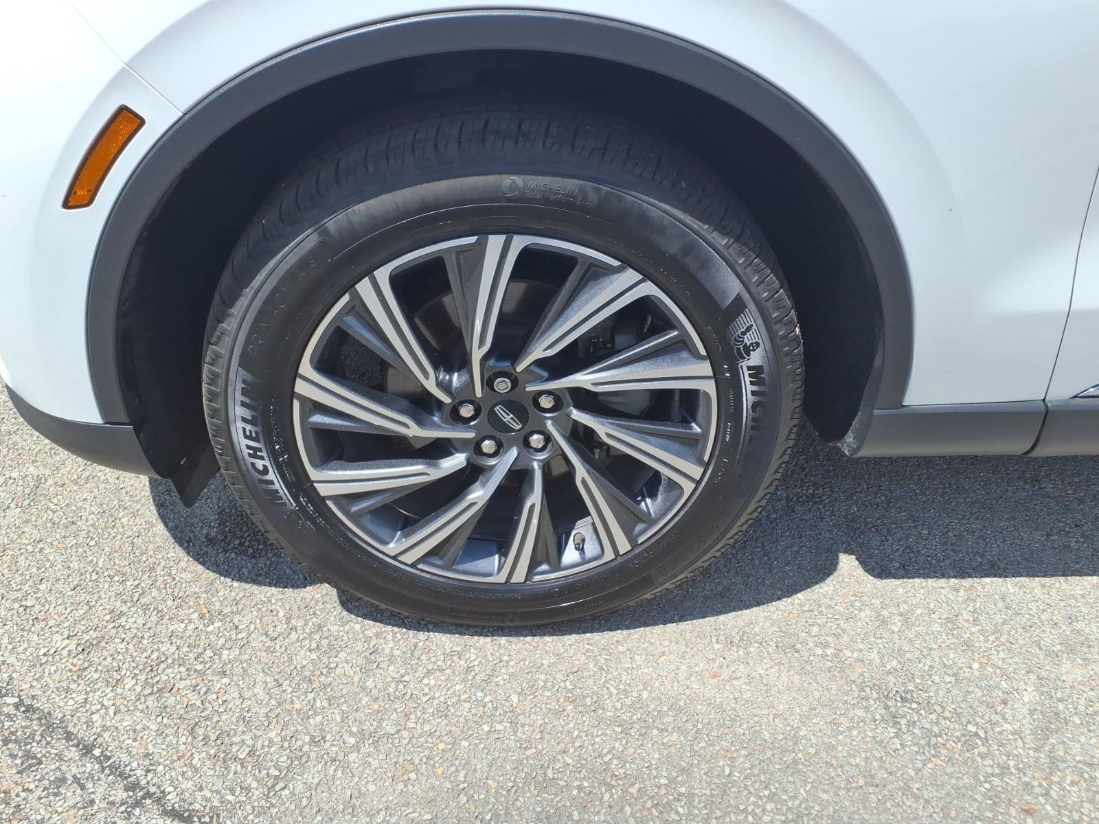 Used 2025 Lincoln Aviator AWD image 4
