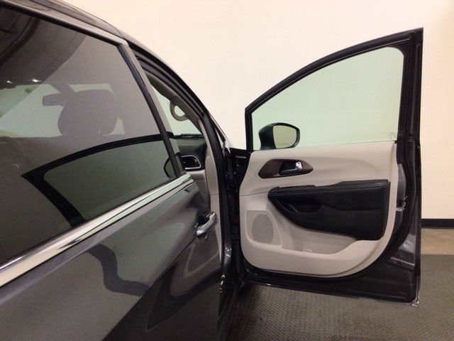 Used 2022 Chrysler Voyager LX FWD image 8