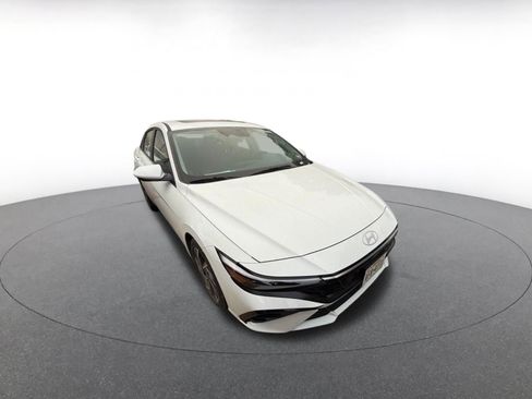 Used 2025 Hyundai Elantra SEL image 2