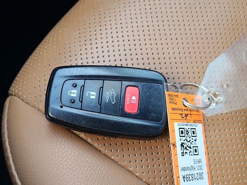 Used 2021 Toyota Highlander Platinum image 25