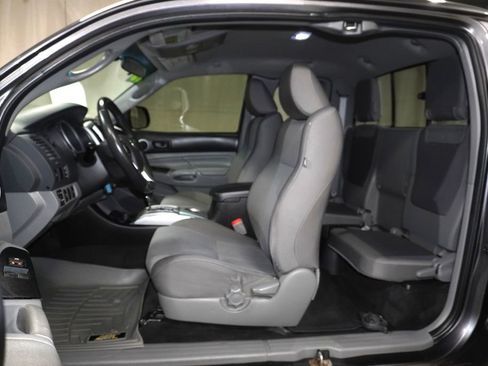 Used 2015 Toyota Tacoma 4x4 Access Cab V6 w/ TRD Sport Package image 11