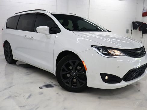Used 2018 Chrysler Pacifica Touring-L Plus w/ Advanced Safetytec Group FWD image 1