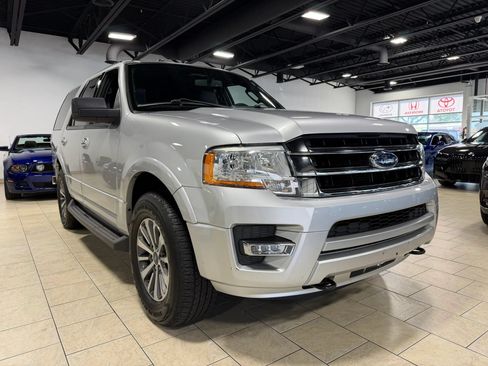 Used 2017 Ford Expedition XLT w/ Equipment Group 202A AWD/4WD image 9