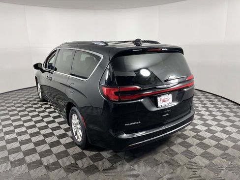 Used 2021 Chrysler Pacifica Touring-L image 5