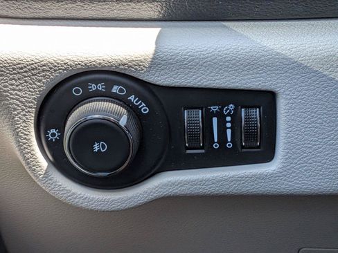 Used 2024 Chrysler Pacifica Touring-L AWD/4WD image 19
