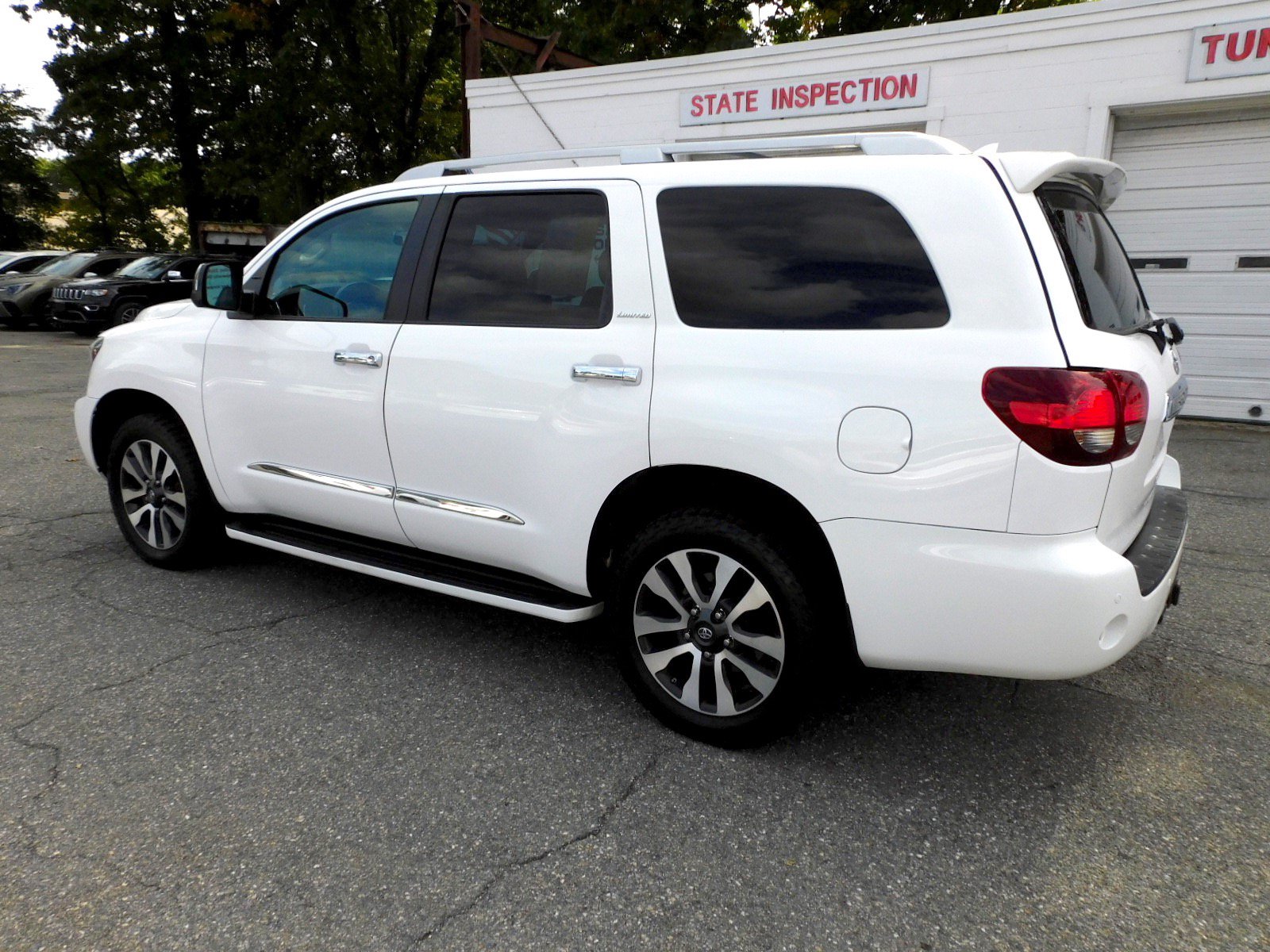 Used 2019 Toyota Sequoia Limited w/ Safety & Convenience Package AWD/4WD image 3