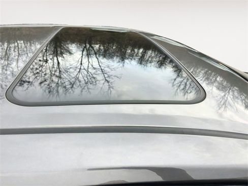 Used 2016 Toyota Camry SE w/ Moonroof Package image 10