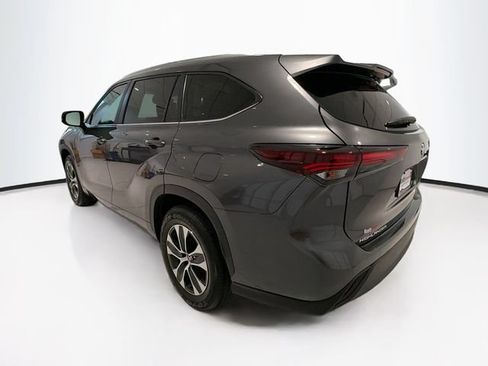 Certified 2025 Toyota Highlander XLE FWD image 5