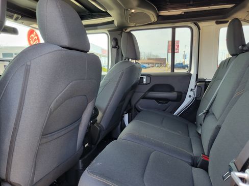 Used 2025 Jeep Wrangler Unlimited Sahara w/ Safety Group AWD/4WD image 17