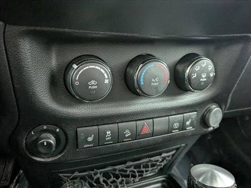 Used 2017 Jeep Wrangler Unlimited Sahara w/ Connectivity Group AWD/4WD image 14