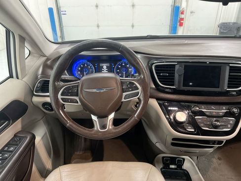 Used 2018 Chrysler Pacifica Touring-L FWD image 11