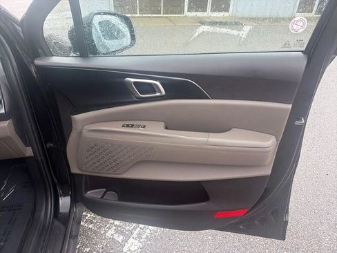 Used 2025 Kia Carnival FWD image 23