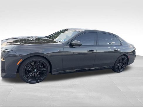 Used 2023 BMW i7 xDrive60 w/ Executive Package 2 AWD/4WD image 2