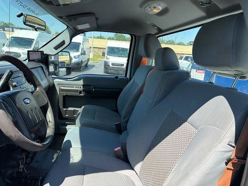 Used 2015 Ford F550 4x4 Regular Cab Super Duty image 11