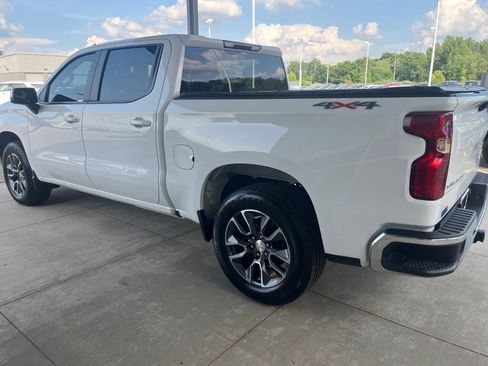 Used 2022 Chevrolet Silverado 1500 LT AWD/4WD image 4