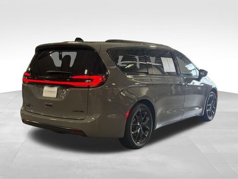 Used 2025 Chrysler Pacifica Limited FWD image 29