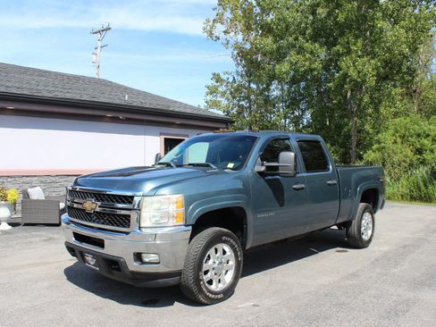 Used 2011 Chevrolet Silverado 2500 LT w/ Interior Plus Package AWD/4WD image 10