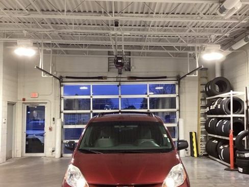 Used 2010 Toyota Sienna LE image 3