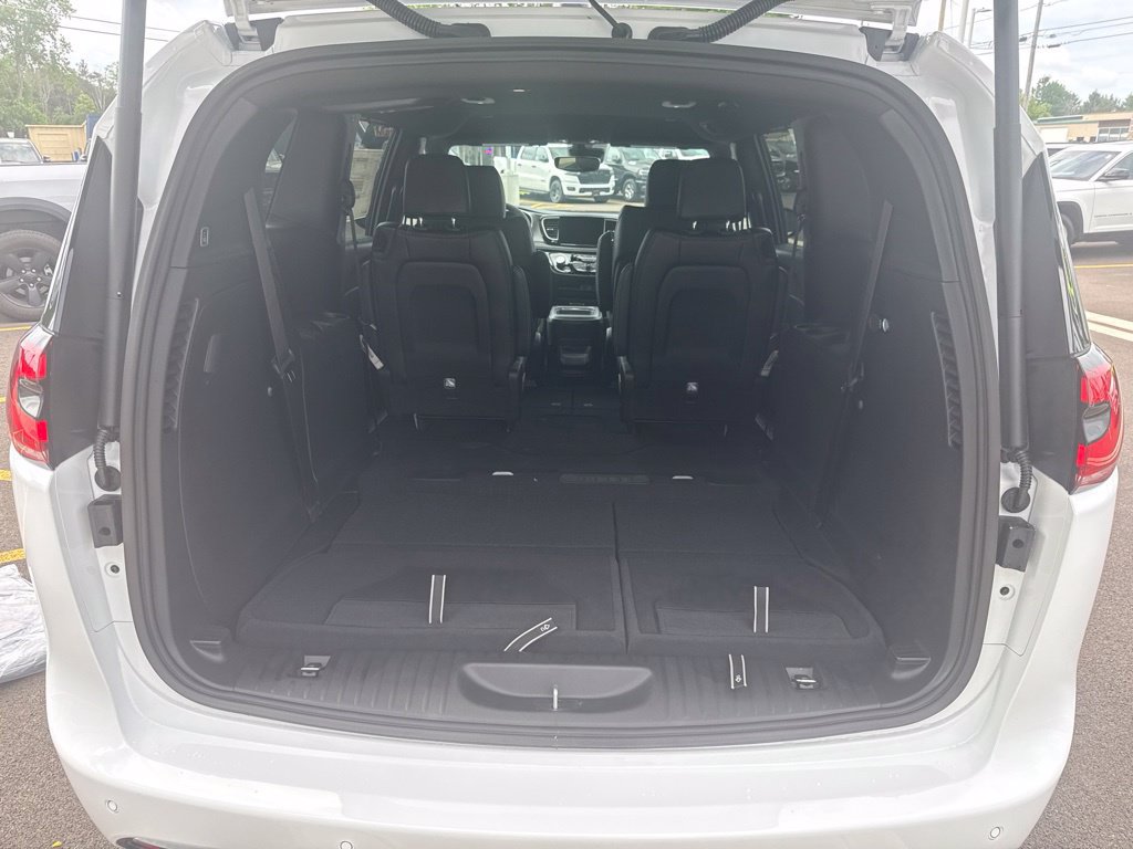 New 2027 Chrysler Pacifica Select AWD/4WD image 17