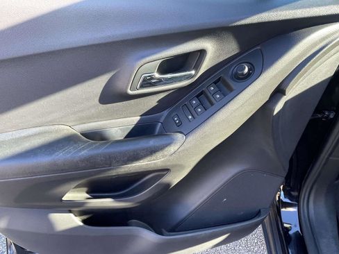 Used 2018 Chevrolet Trax LT w/ LT Convenience Package image 14