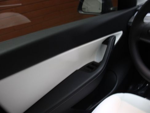 Used 2020 Tesla Model Y Long Range image 39