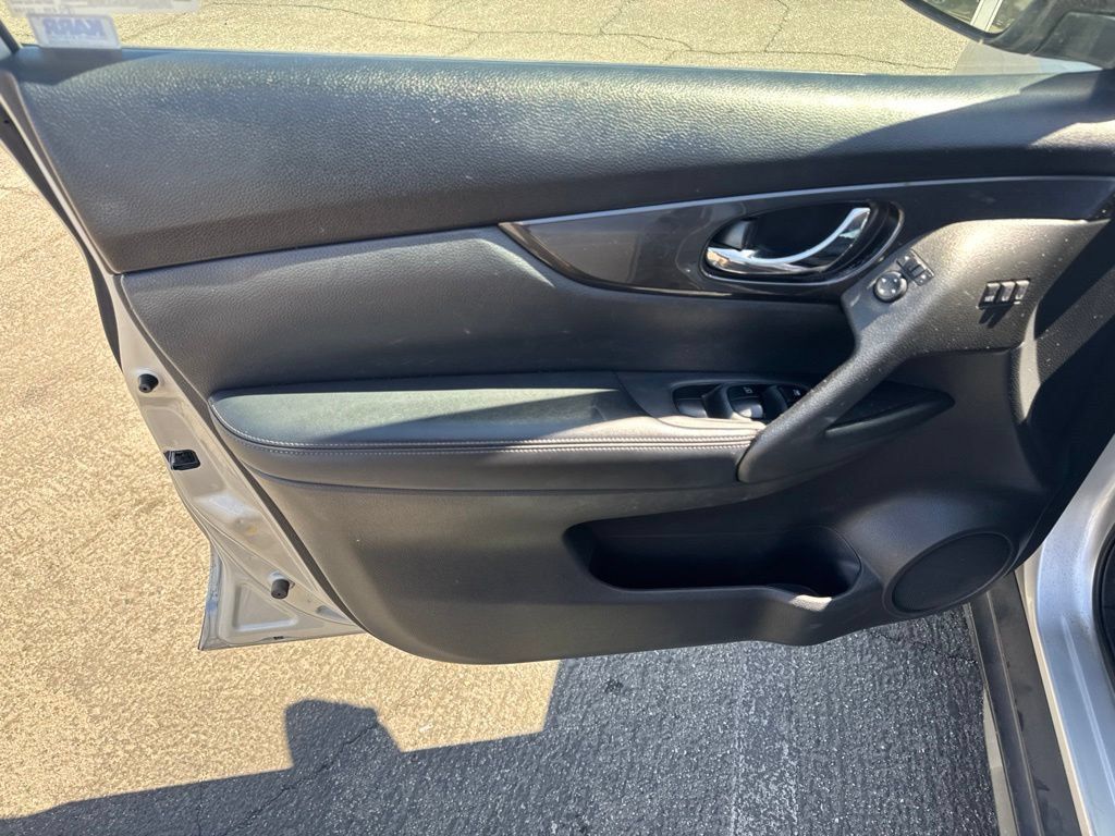 Used 2018 Nissan Rogue SV w/ Premium Package AWD/4WD image 12
