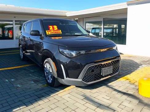 Used 2023 Kia Soul LX image 1