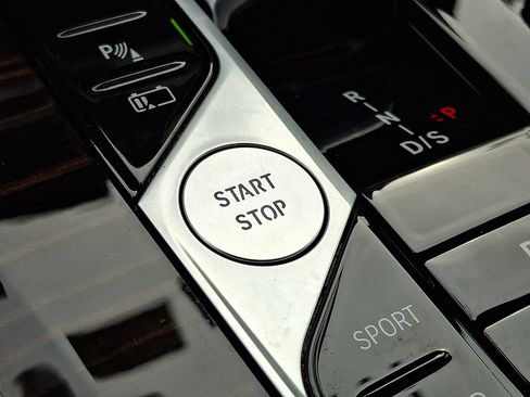 Used 2025 BMW X5 xDrive50e image 25