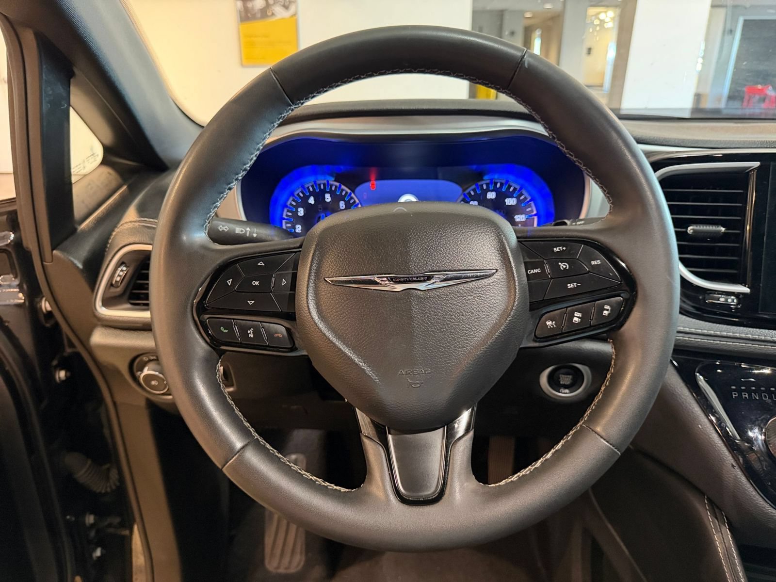 Used 2025 Chrysler Pacifica Limited FWD image 29