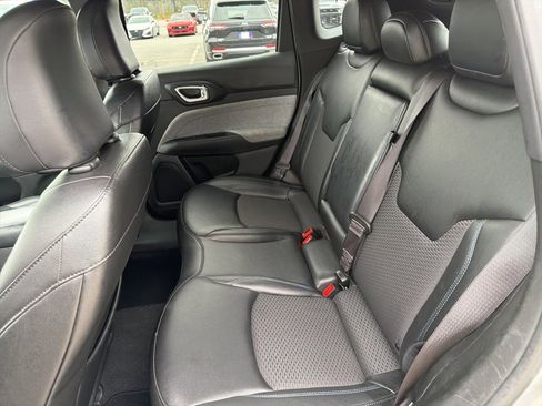 Used 2024 Jeep Compass Latitude image 11