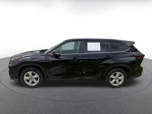 Used 2025 Toyota Highlander LE FWD image 9