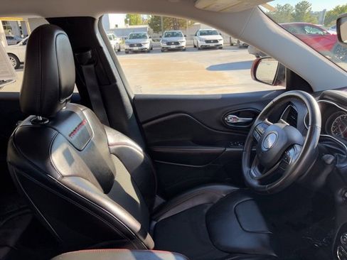 Used 2021 Jeep Cherokee Trailhawk image 11