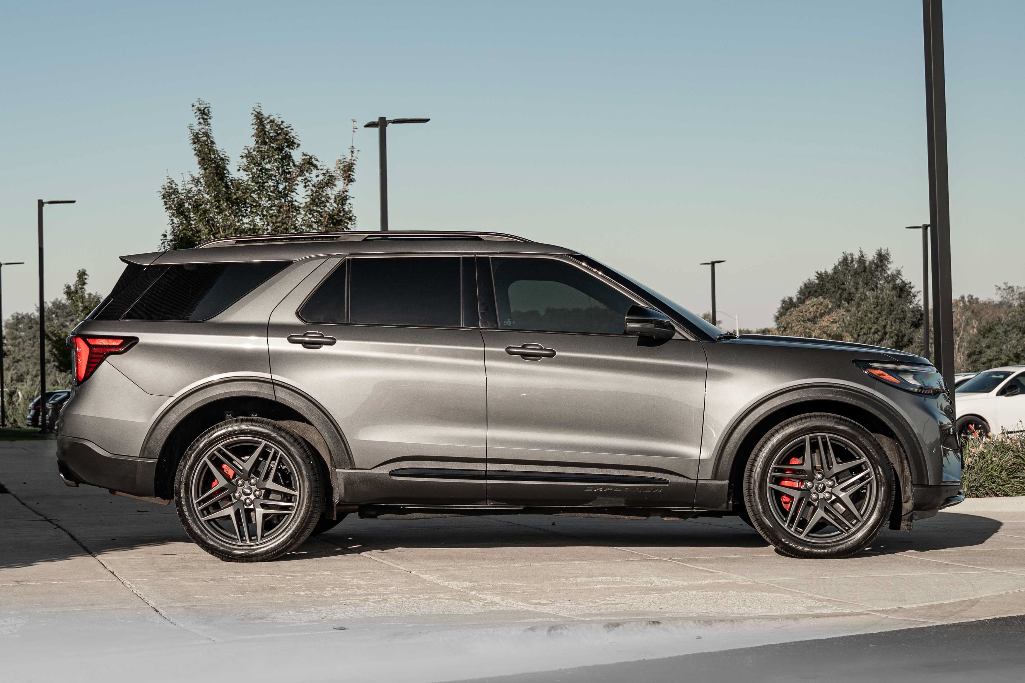 Used 2025 Ford Explorer ST AWD/4WD image 3