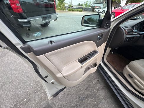 Used 2008 Ford Taurus SEL image 11