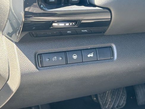 Used 2025 Nissan Pathfinder SV image 33