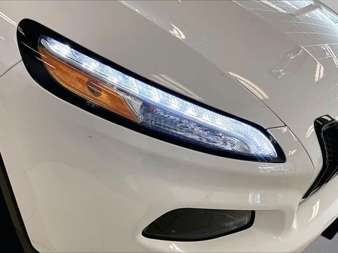 Used 2018 Jeep Cherokee Limited w/ Luxury Group AWD/4WD image 24
