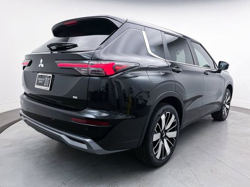 New 2025 Mitsubishi Outlander SE image 7