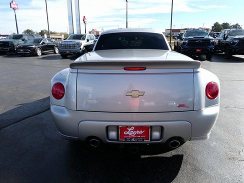 Used 2005 Chevrolet SSR Base 2D Standard Cab w/ Preferred Equipment Group image 6
