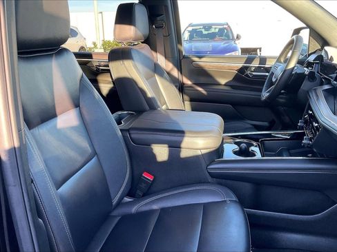 Used 2025 Chevrolet Suburban Z71 image 6