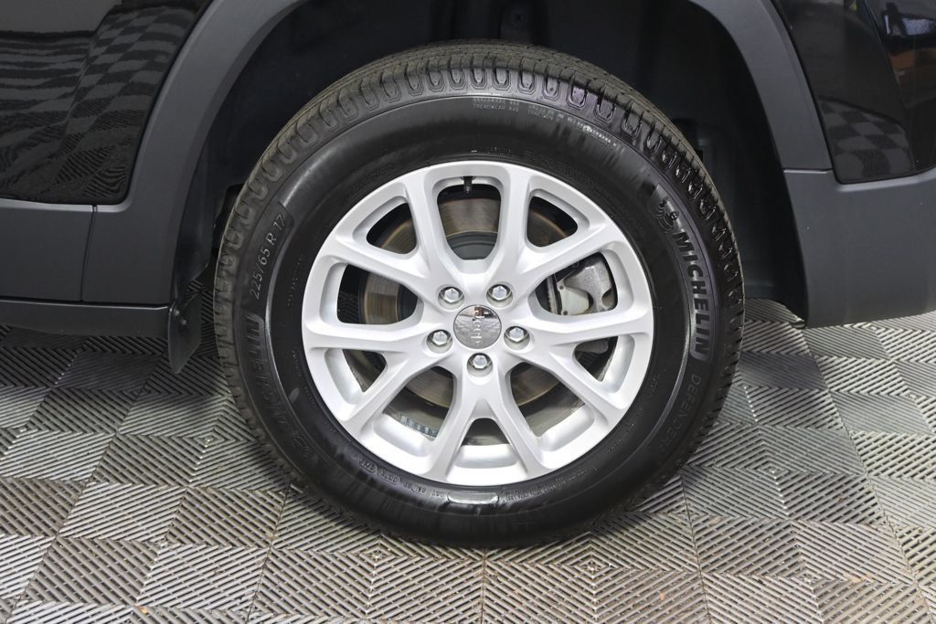 Used 2017 Jeep Cherokee Latitude w/ Cold Weather Group AWD/4WD image 20